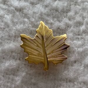 Vintage Small Gold Maple Leaf Pin Brooch